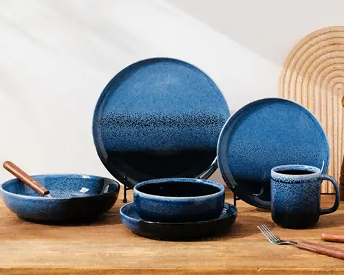 اس چھوٹی سی جگہ میں ، وقت کی کوملتا دھندلا پن ہے