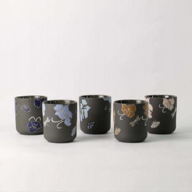 کیوں یہ انوکھا ہاتھ سے پینٹ پھولوں کی موم بتی والا ایک نیا انسٹاگرام پسندیدہ بن گیا ہے؟